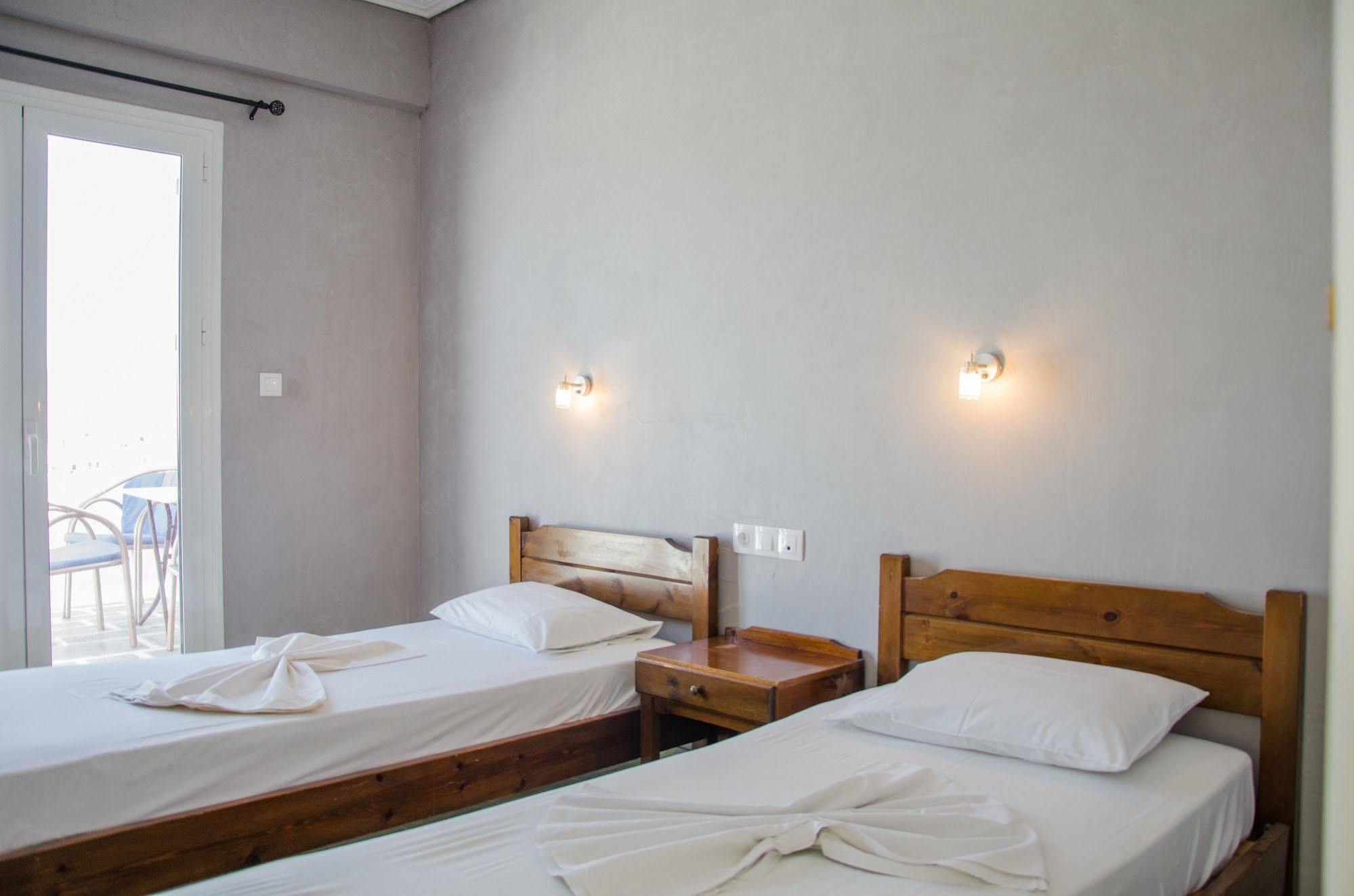 George & Irene Hotel イオス島 チョーラ エクステリア 写真